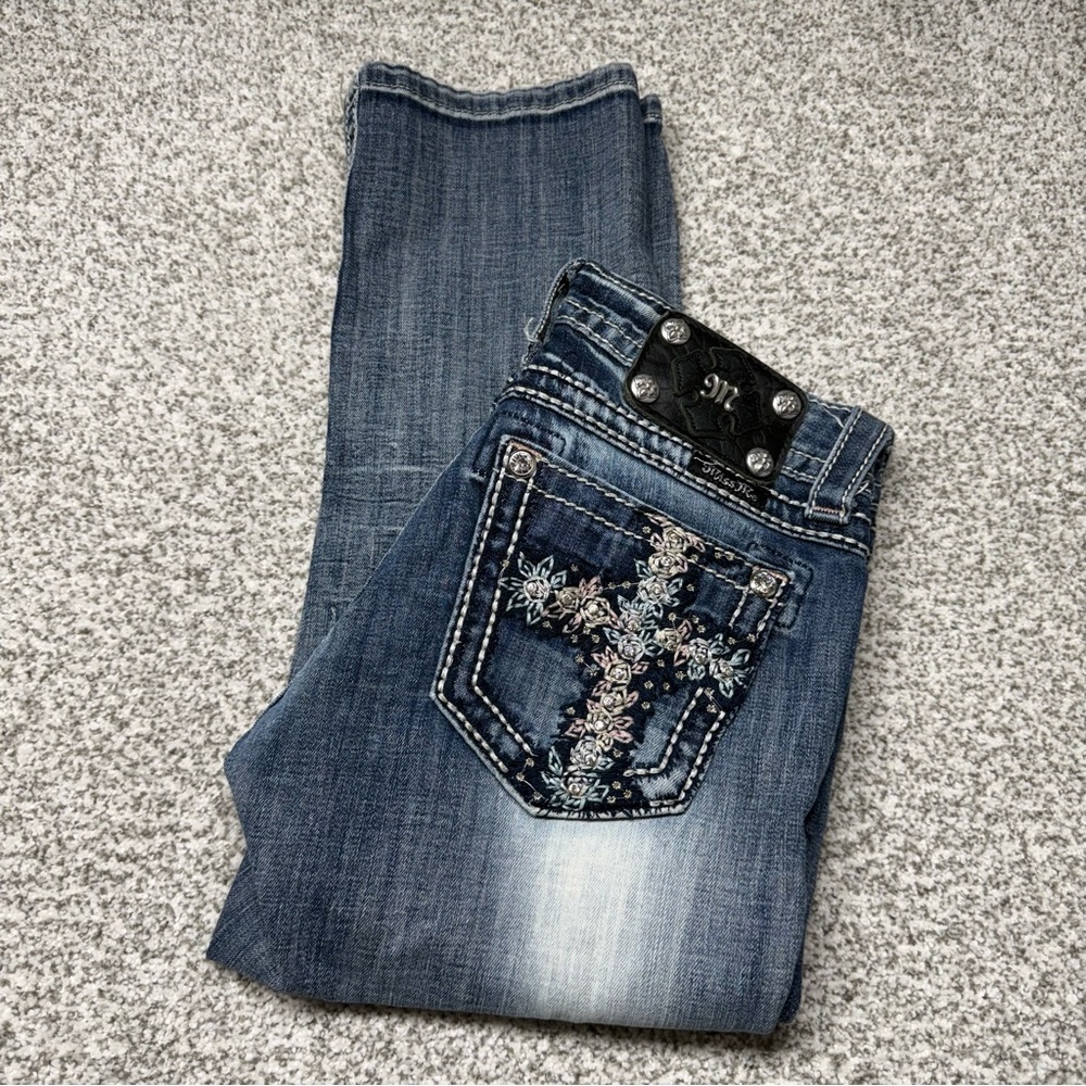 Women's Miss Me Cuffed Capri Medium Wash‎ Embellished Jeans Size 26x22 JP5089P3